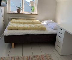 Sovrum med en 140 cm säng